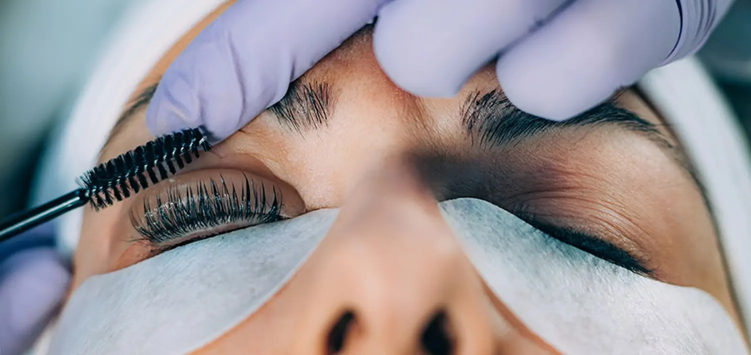 Kosmetikerin führt Wimpernlifting durch